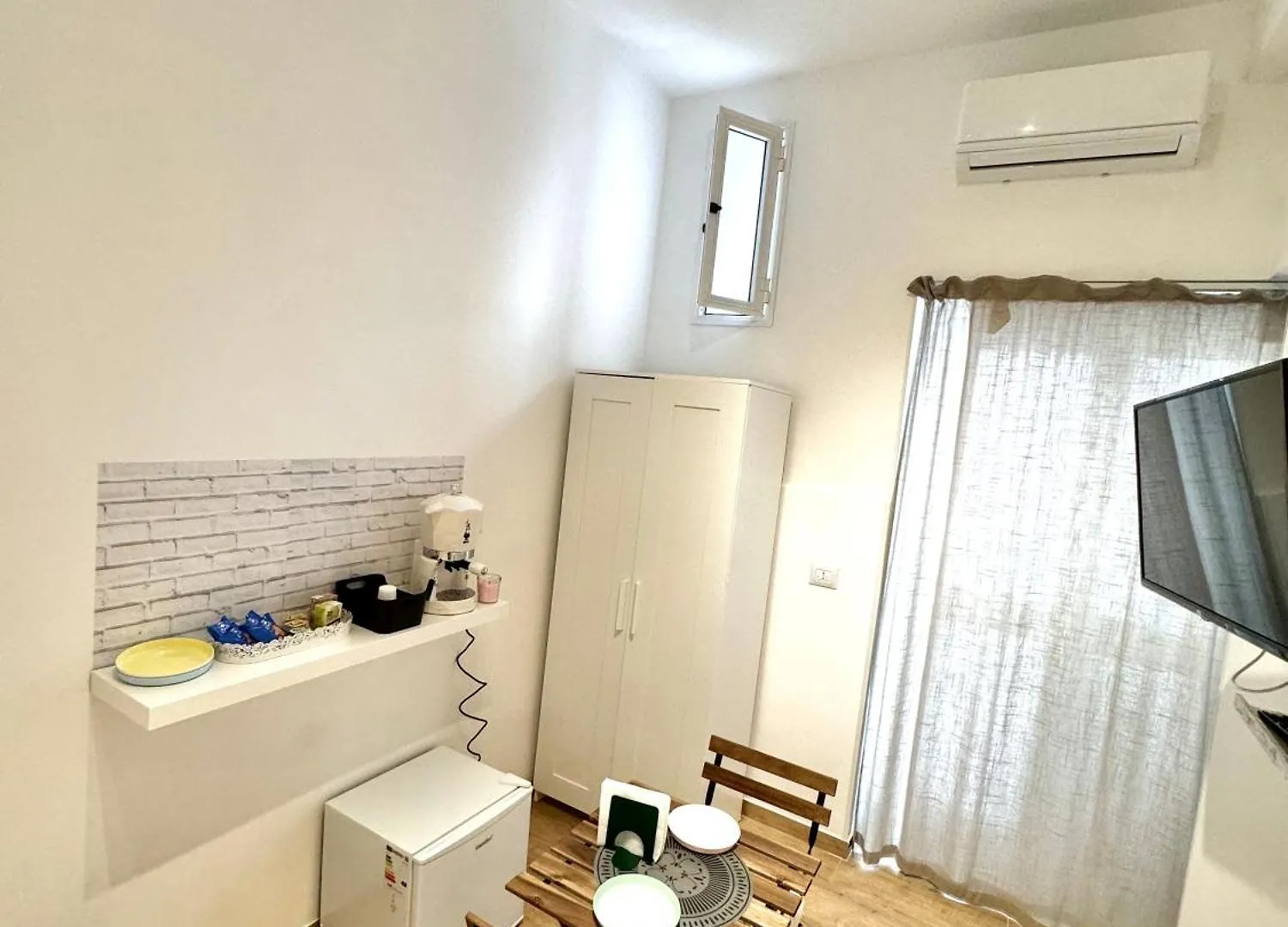 Bari Annette Room
